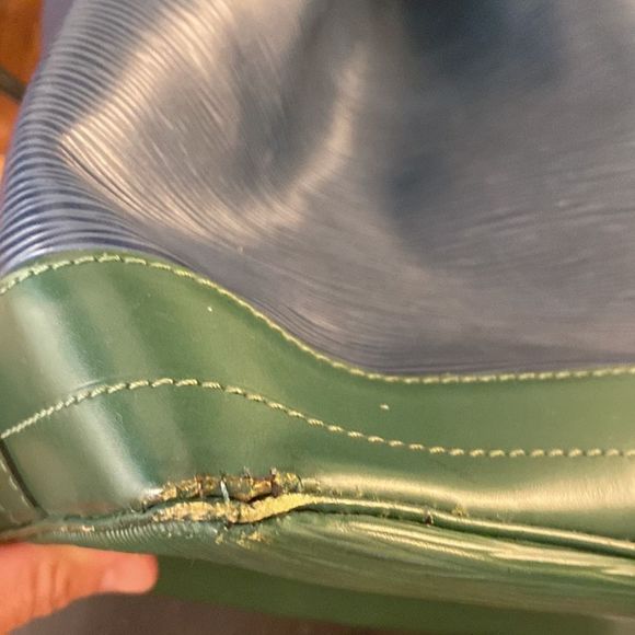 Louis Vuitton epi bicolor bag and green pouch. Good used condition. AR0995 - Picture 14 of 16